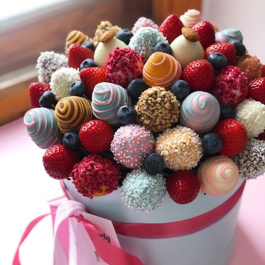 Композиция из клубники в коробке