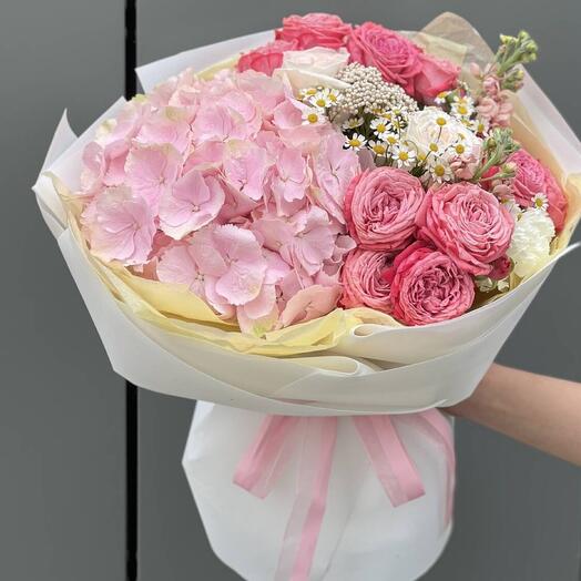 Bouquet of hydrangeas and roses