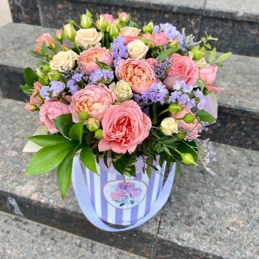 Коробка с цветами в розово-лавандовом цвете