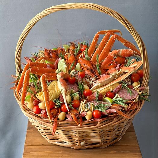 Корзина с морепродуктами и колбасами