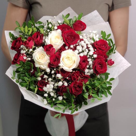 Букет из красных кустовых и белых роз, Цветы и подарки в Нижнем Новгороде,купить по цене 1956 RUB, Авторские букеты в Салон Флоритта с доставкой