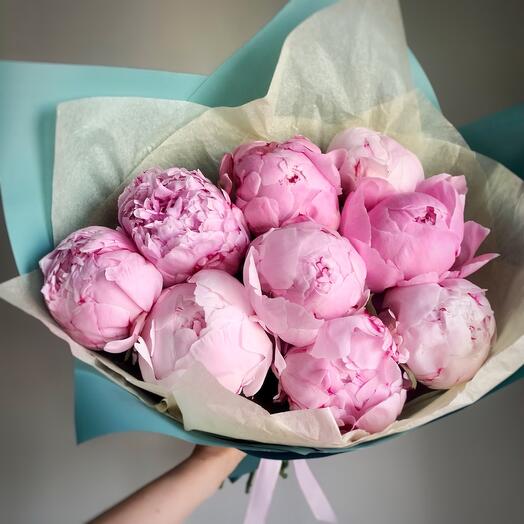 Букет из 9ти пионов сара бернар в голубой упаковке