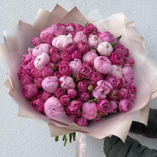 Un gran ramo de peonías y rosas arbustivas de la variedad Misty Bubbles