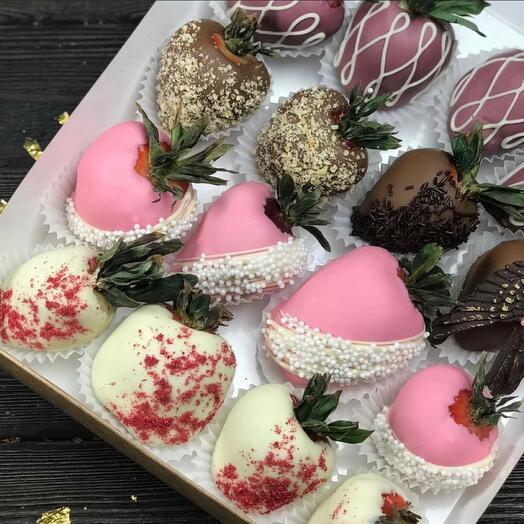 Set of Chocolate-covered strawberries "Timid kiss"