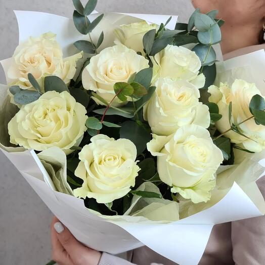 Ramo de 9 rosas blancas con eucalipto