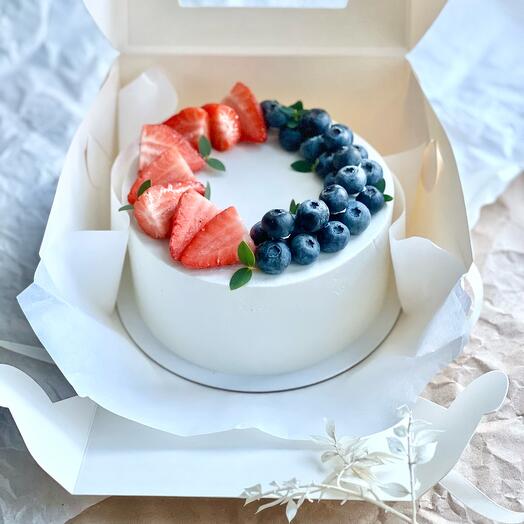 Bento cake with berries