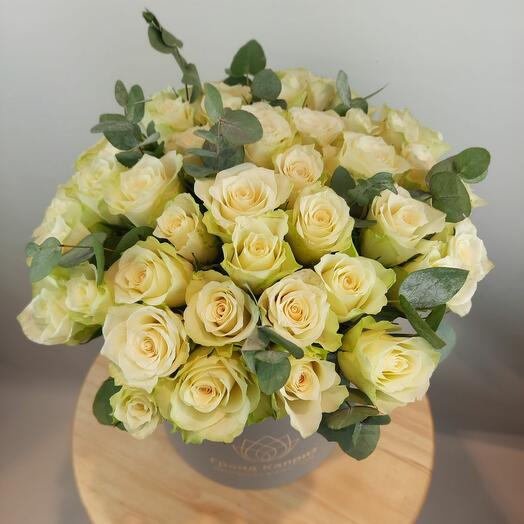 Композиция из роз Атена с эвкалиптом (51 шт)