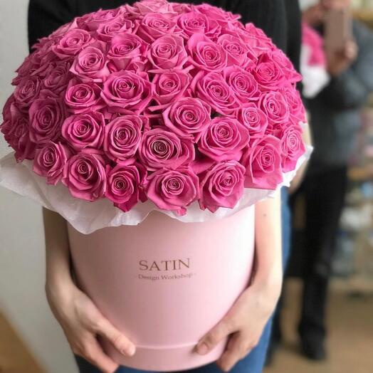 🌷 65 роз фуксия в дизайнерской коробке — эффектный подарок с доставкой по Москве