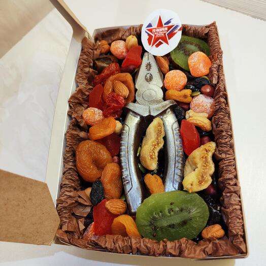 Сухофрукты с инструментом