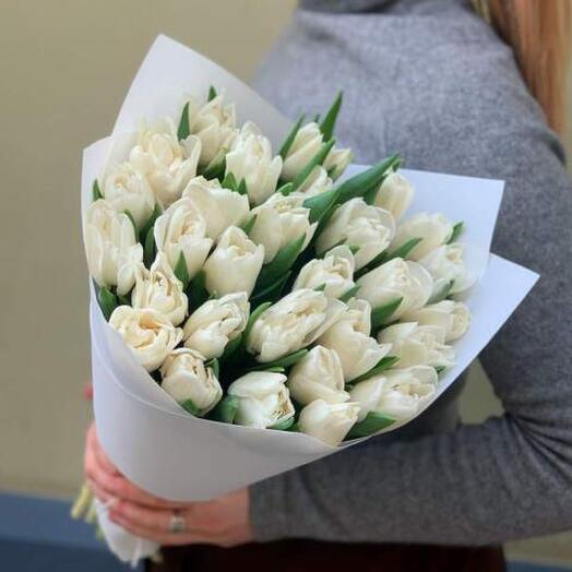 19 белых тюльпанов