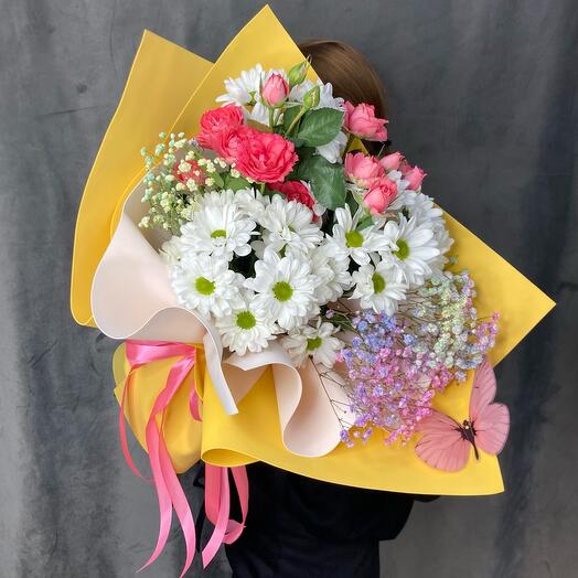 Bouquet prefabricado de manzanilla y rosa arbusto "Pronto verano"