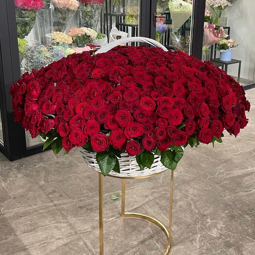 Корзина с розами