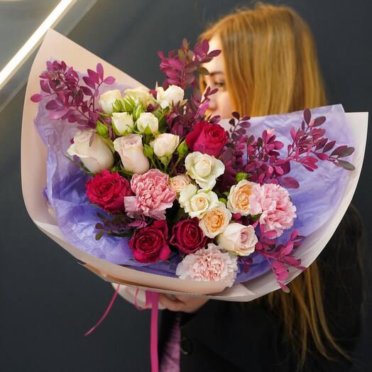 Букет ярких кустовых кенийских роз , фисташки и диантусов малиновые розы , розовые