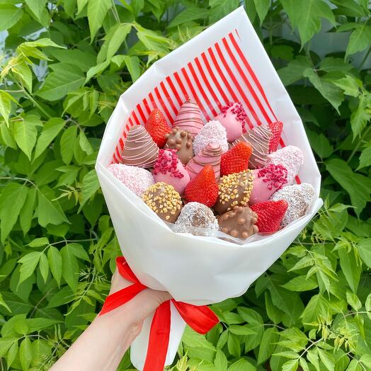 Un ramo de fresas cubiertas de chocolate.Dulce ramo