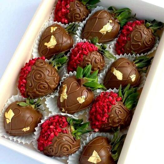 Коробочка клубники в шоколаде 12 шт "Кармен"