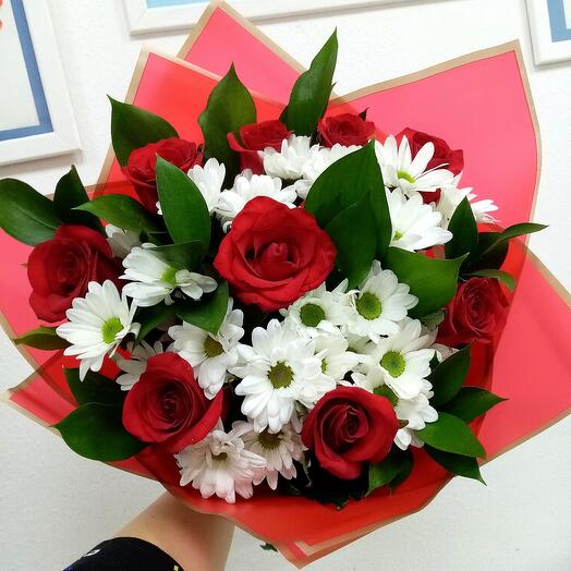Ramo de rosas rojas y crisantemos