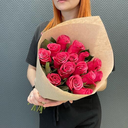 15 малиновых роз в крафте