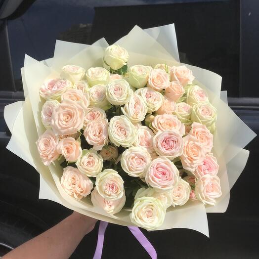 Monobucket of 11 peony-shaped bush roses sweet gelato