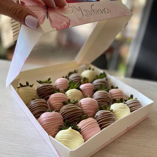 Strawberry box 20 berries assorted chocolate