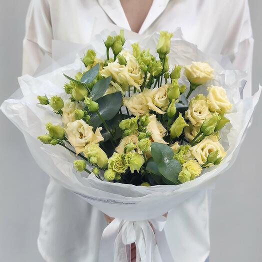 Ramo de eustoma blanco en paquete elegante