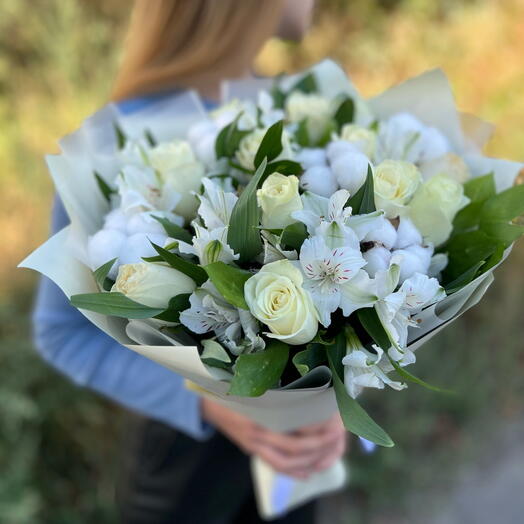 Белые розочки с альстромерией