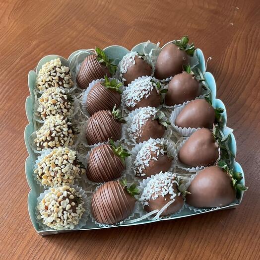 Клубника в молочном шоколаде ассорти