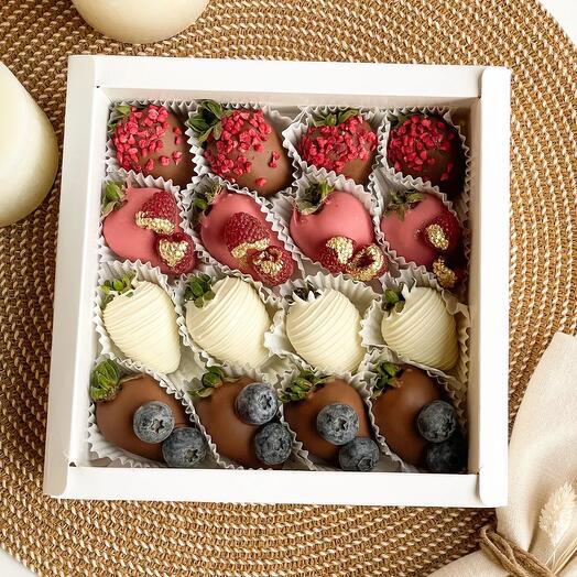 Клубничный бокс "Сорбет" клубника в шоколаде с ягодами малины и голубики