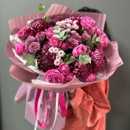 Ramo brillante de crisantemos y rosas en forma de peonía