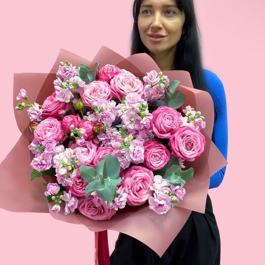 Букет из кустовых пионовидных роз и маттиол 💕