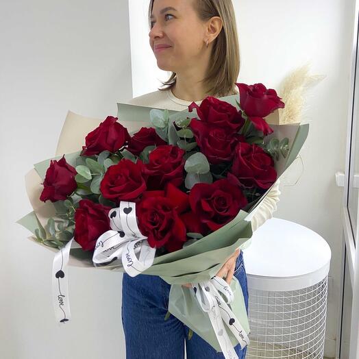 Букет из французской красной розы с эвкалиптом