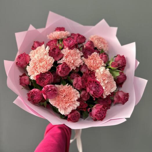 Bouquet of bush roses with dianthus