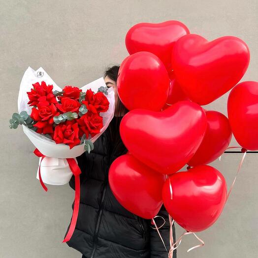 Красные розы с шарами