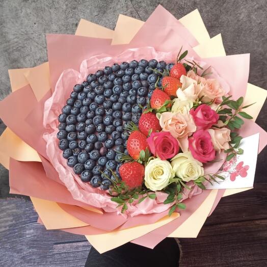 Букет из голубики, клубники и цветов "Для самых любимых"