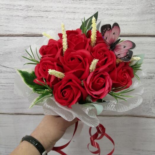 Букет из красных мыльных роз