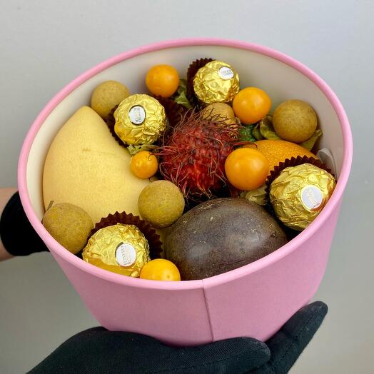 Экзотические фрукты с конфетами Ferrero Rocher 3
