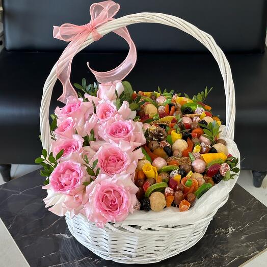 Корзина с сухофруктами, орехами и цветами