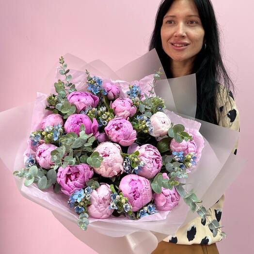 Букет «Обнять и плакать от счастья!» пионы и незабудки 😏💪