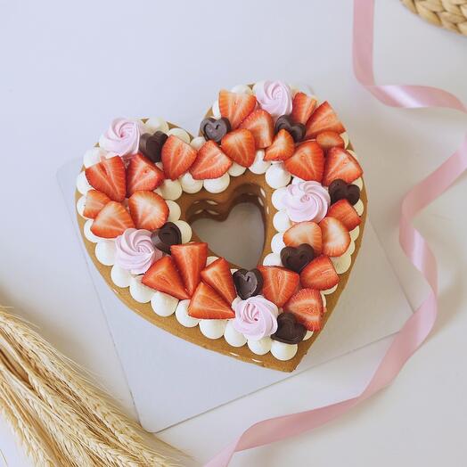 Медовик 1,5 кг сердце с клубникой