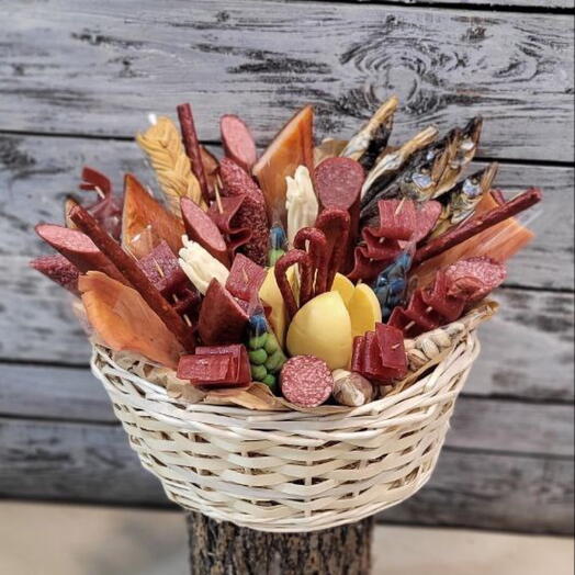 Корзина из колбасно/рыбных деликатесов