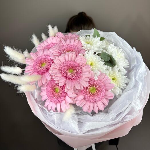 Gerberas con crisantemo y lagurus