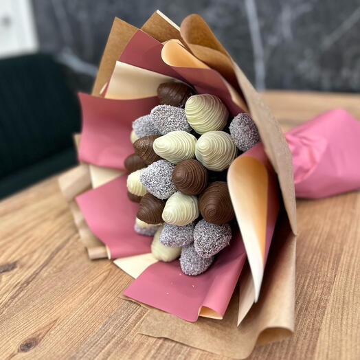 Bouquet of strawberries in chocolate / bouquet di fragole ricoperte di cioccolato