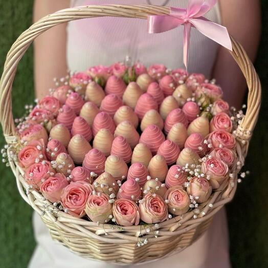 Корзина с клубникой и цветами