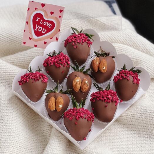 Клубника в шоколаде «Малина миндаль» 9 шт