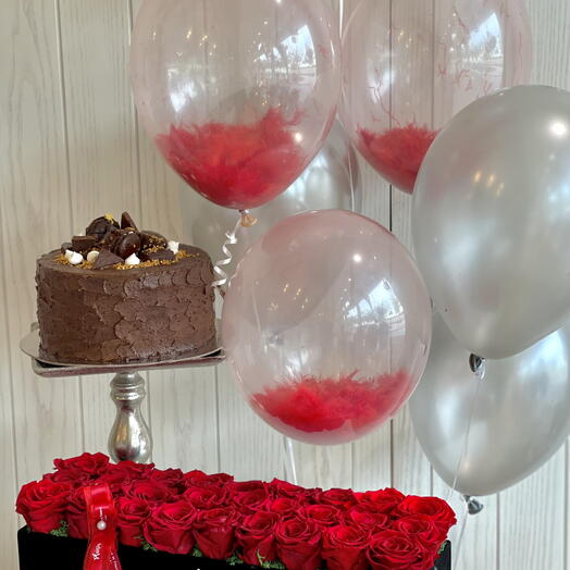 Cake gift set with red roses and balloons in large tray