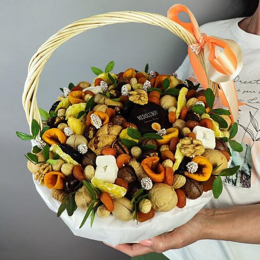 Подарочная корзина с сухофруктами, орехами и мёдом