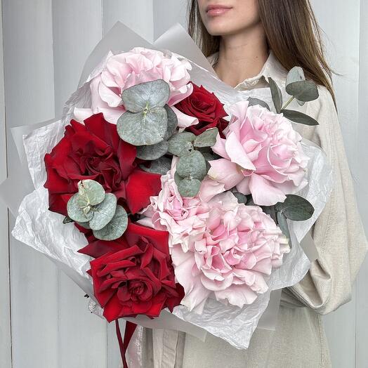 Ramo de rosas francesas con eucalipto en paquete