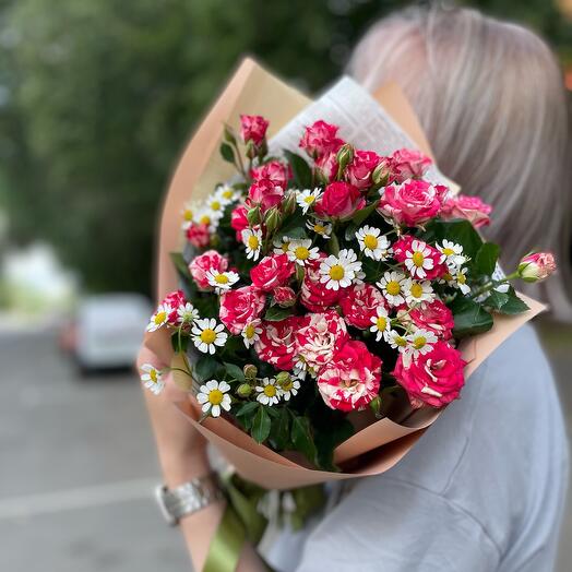 Букет из 5 кустовых роз и ромашек