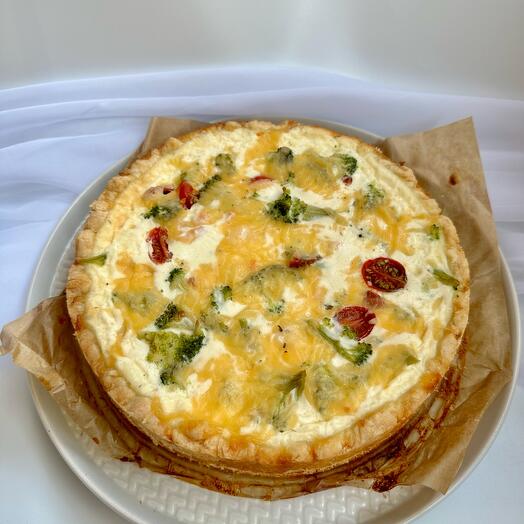 Киш с горбушей, брокколи и черри