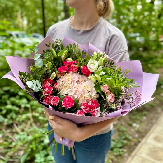 Bouquet with bush roses and hydrangea