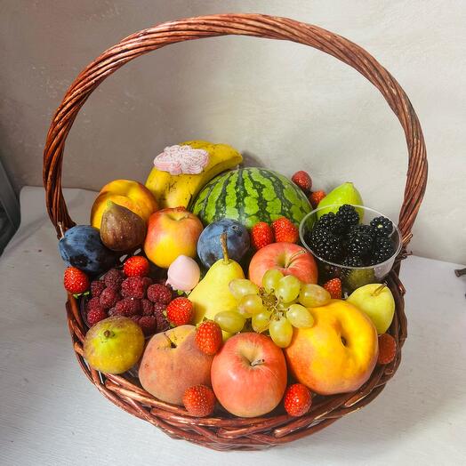 Корзина  с фруктами и ягодами